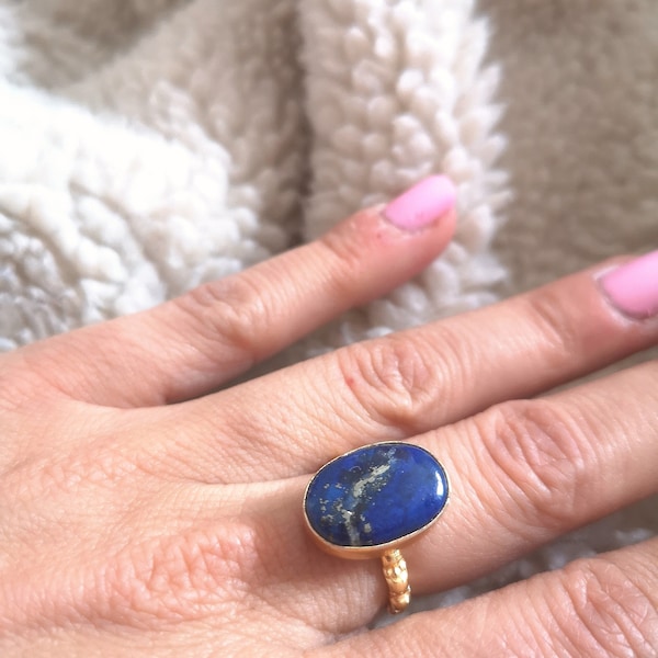 Bague en laiton doré à l'or fin et pierre naturelle Lapis lazuli.