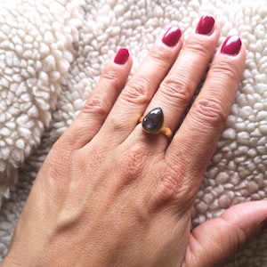 Bague en laiton doré à l'or fin et pierre Naturelle labradorite。