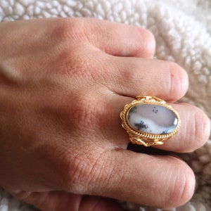 Bague en laiton doré à l'or fin et pierre Naturelle merlinite (agathe dendritique)。