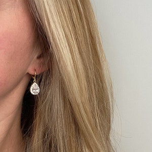 Catherine ~ Orecchini da sposa, orecchini da sposa, orecchini a goccia di cristallo, orecchini da damigella d'onore in oro, piccoli orecchini pendenti, orecchini da sposa