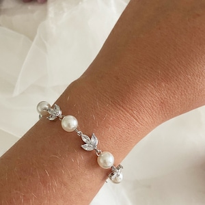 Jenna ~ Pearl wedding bracelet, CZ silver bridal bracelet, floral Pearl bracelet, wedding day jewellery, bracelet for bride, gift bride