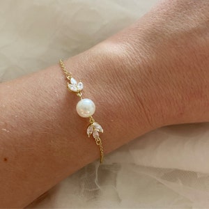 Mia ~ Pearl wedding bracelet, gold bracelet for bride, wedding bracelet for bridesmaids, bracelets for women, Pearl jewellery