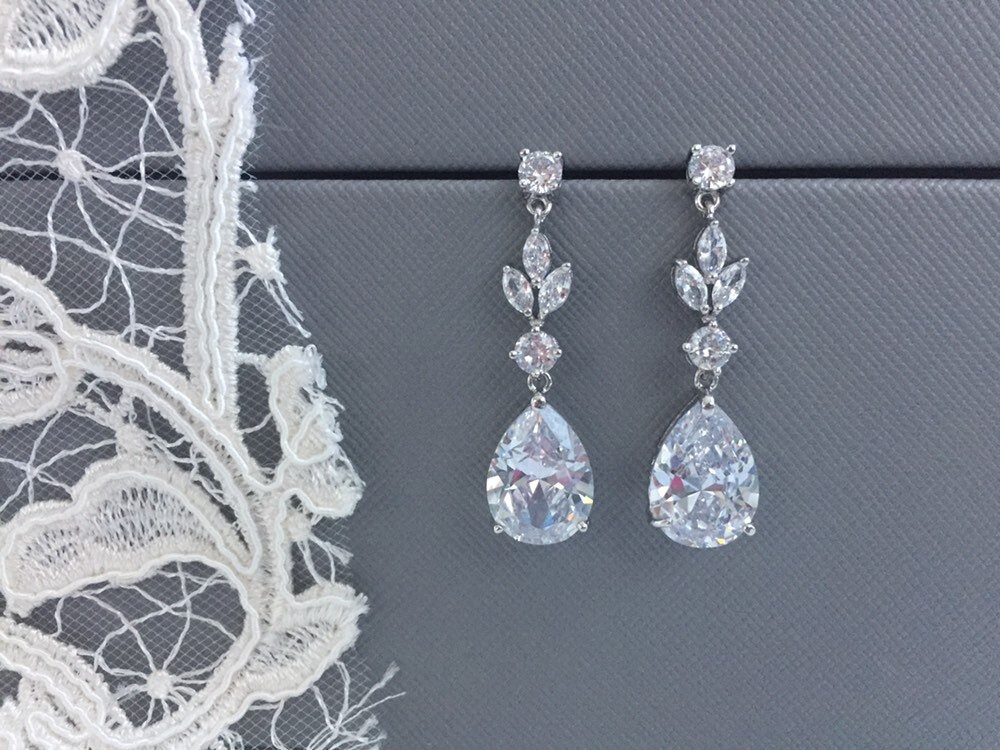 Evelyn || Silver wedding earrings, bridal jewellery, teardrop crystal…