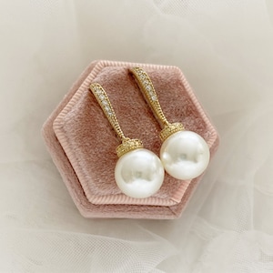 Lillian ~ Gold bridesmaid earrings, pearl wedding earrings for bride, Pearl drop earrings, Pearl bridesmaid set, bridal earrings gold pearl