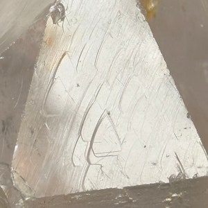 Punto de cristal de cuarzo del Himalaya con 5 caras de punta llenas de triángulos RK/curación de cristal/meditación/cuarzo energético-387 g