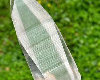 6,5 &quot;&quot;Lange Muzo Lemurian Quarz Blaue Engelsfeder Kristall / Blaue Nadeln in Laser-Knife-Kristall / Akashic Striation / Meditation enthalten - 423 g.&quot;