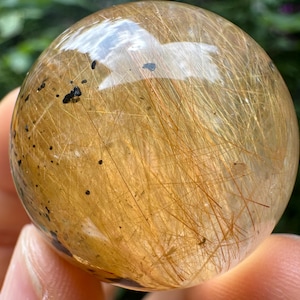 Klare goldene Rutilquarz-Kristallkugel mit innerem Kristall / goldener Nadel in Kristallkugel / Einschluss-Quarzkugel-32.5 mm