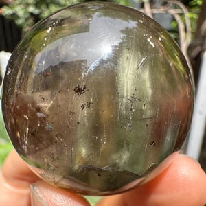 Engelsflügel Amphibole in Quarz Grün Kristallkugel / Nadeln Einschluss Quarzkugel / Garten Malerische Kristallkugel Sammlung-43 mm