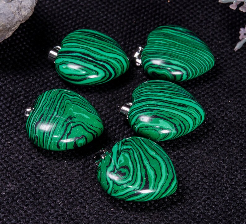Clear Hand Carved Green Aventurine Heart ShapedAventurine HeartAventurine QuartzNecklacePendantsLove StoneGift for her-undrilled
