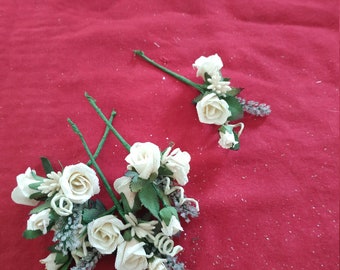 Petits bouquets de roses blanches