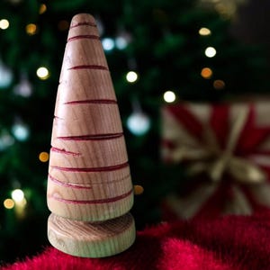 Feestelijke kerstboom rode lijn houtgedraaid seizoensgebonden thuis wonen kunstnijverheid accent kamer decor decoratie ornament