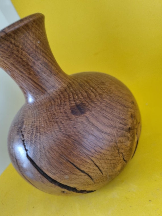 ひび割れたヴィンテージオークの花瓶、乾燥したつぼみの花、装飾用の