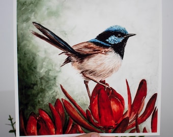 以下が含まれることがあります： 赤い花の上に止まっている青と茶色の鳥の水彩画。背景は柔らかな緑色です。