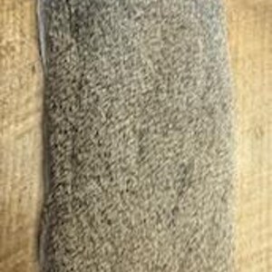 Könnte beinhalten: Ein rechteckiges Stück Kaninchenfell, überwiegend grau mit helleren und dunkleren Farbtönen, wodurch ein strukturiertes Aussehen entsteht. Das Fell fühlt sich weich und plüschig an, mit einem leichten Farbverlauf. Die Kanten sind sauber geschnitten.