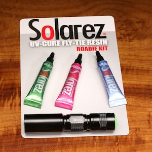 Puede incluir: Un kit de resina Solarez UV-cure para atar moscas con tres tubos de resina en verde, rosa y azul, y una luz UV negra.