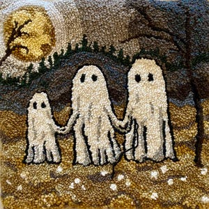 Peut inclure: Tapis fait à la main sur le thème d'Halloween représentant trois fantômes blancs se tenant la main. L'arrière-plan comprend une pleine lune, des arbres et un ciel sombre et texturé. Le tapis a une esthétique artisanale et chaleureuse.