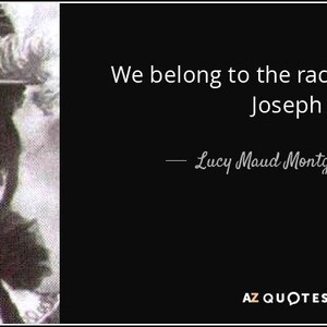 K&ouml;nnte beinhalten: Schwarz-Wei&szlig;-Portr&auml;t einer Frau mit Hut mit Federn und Perlen. Das Bild enth&auml;lt das Zitat "We belong to the race that knows Joseph" von Lucy Maud Montgomery, mit dem AZ Quotes-Logo unten.