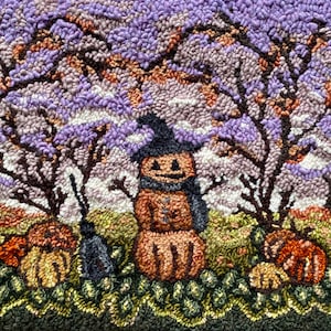 Peut inclure: Tapis fait à la main sur le thème d'Halloween, représentant un bonhomme de neige citrouille souriant portant un chapeau de sorcière et une écharpe. Le tapis a un aspect texturé avec un ciel violet, des arbres bruns et des citrouilles.