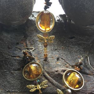 Parure de bijoux libellule fait main : collier et boucles d&#39;oreilles en oeil de tigre