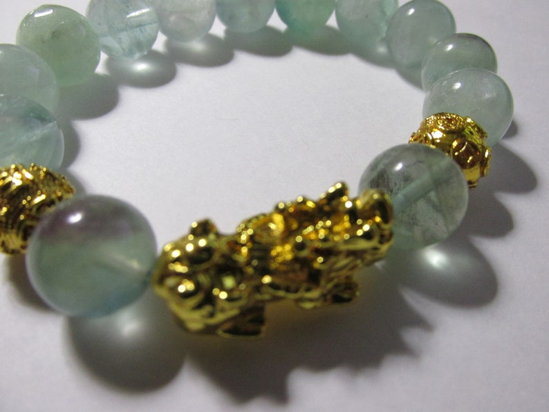 Natural Fluorite Gemstone Bead Expandable Bracelet with Gold Tone Pi Xiu-Pi Yao Charm One Size