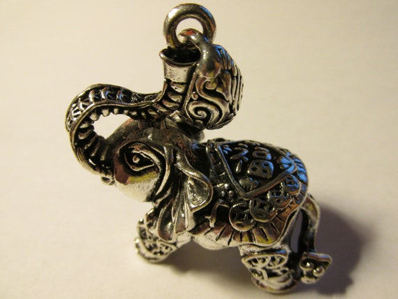 Exquisite Tibetan silver carving elephant small pendant
