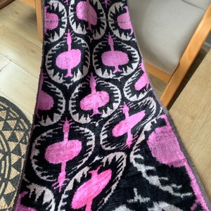 Hot Pink Handgewebter Samtstoff - Seide Ikat Granatapfel Reichlook Hellrosa Stoff – usbekischer pflanzlich gefärbter Ikatstoff - SKU 16V147