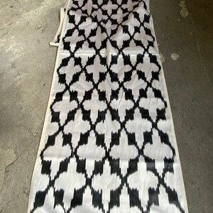 Schwarz Weiß Kreuz Design Seide Ikat Stoff: Handgewebte Usbekische Kunst