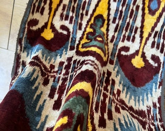 Tissu ikat velours de soie marron foncé jaune - Tissu Atlas design kilim ouzbek, artisanat d'art bakhmal tissé à la main par un artisan - SKU 16V083