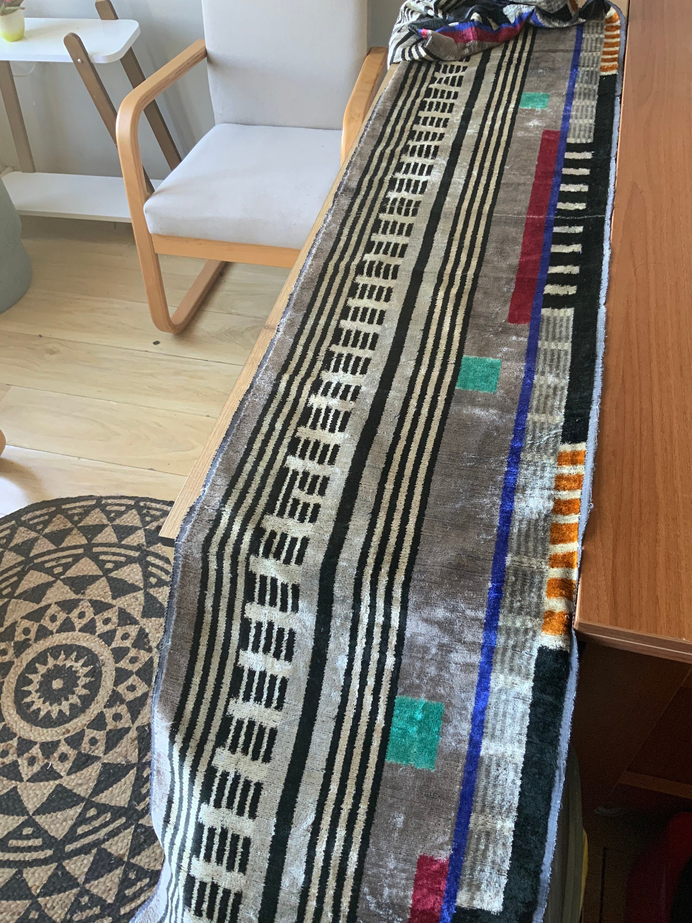 手織りのシルバーカラーのウズベキスタン産イカットベルベット生地