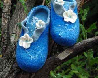 White flowers wool felted slippers
