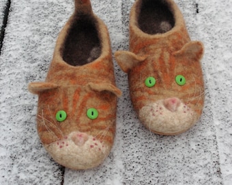 Red cats felted slippers! Custom handmade shoes. Warm clogs Natural felted wool. Comfortable flat slippers, great gift for woman,girl or man