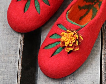 Mexican marigold flowers felted all-season slippers, custom women clogs, warm wool shoes, felt flower, flat, felting, aztec marigold