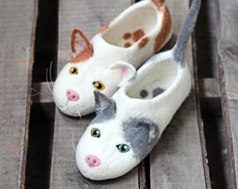 Cute bicolor spotted cat custom slippers, red white tortoiseshell, cats clogs, natural felted wool, torties cats, flat slippers personalized