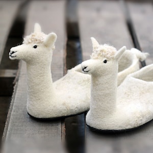 Llama premium slippers, andean lama, Peruan alpaca gift, custom handmade felt wool flat shoes, natural felting, felted, gift, american wild