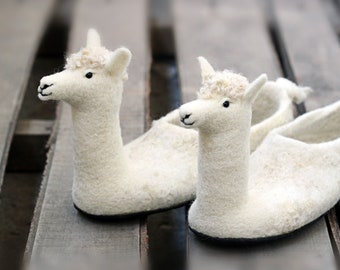 Llama premium slippers, andean lama, peruan alpaca gift, custom handmade felt wool flat shoes, natural felting, felted, gift, american wild
