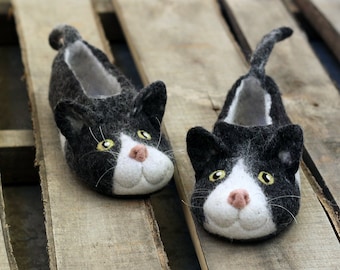 Black and white cats slippers, tuxedo cat, bicolor, felix, mask and mantle, whitespotted, piebald, personalized, custom, felted wool, flat