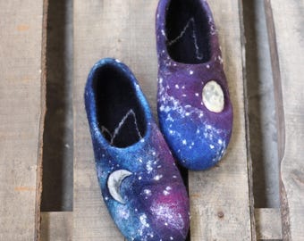 Könnte beinhalten: Ein Paar blaue und violette Wollhausschuhe mit Galaxie-Druck und einem Halbmond-Design.