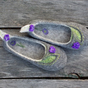 Hand felted personalized wool slippers for woman. Wool shoes, brown, felt, flat, slippers, felting, beads, boho, spring flowers and leaves
