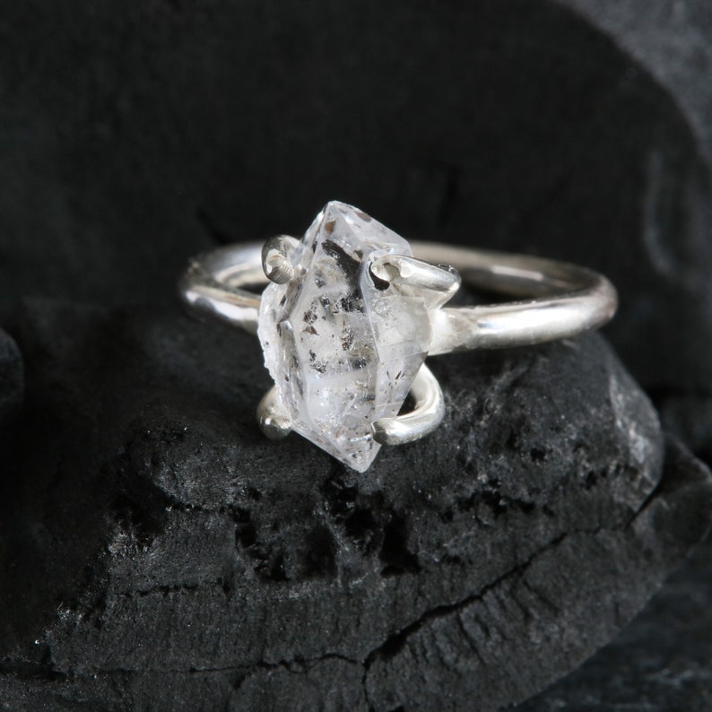 Anello In Argento 925 Con Diamante Herkimer Naturale, Fatto A Mano In India. Stile Vintage, Pietra Grezza Bianca, Per Ogni Occasione.