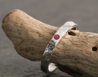 Naturalny pierścionek z rubinem, pierścionek ze srebra próby 925, pierścionek młotkowany Wiara z rubinem, pierścionek kobiecy, pierścionek wiary, pierścionek ręcznie robiony