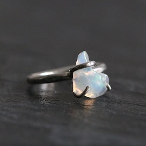 Anello fatto a mano con opale etiope: argento sterling 925, pietra portafortuna di ottobre - Italia