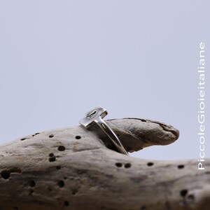 Anello a chevron in argento sterling. Anello impilabile minimalista a forma di V. Anello a forcella in argento 925. Anello semplice e compatto. Anello impilabile per tutti i giorni. - Italia