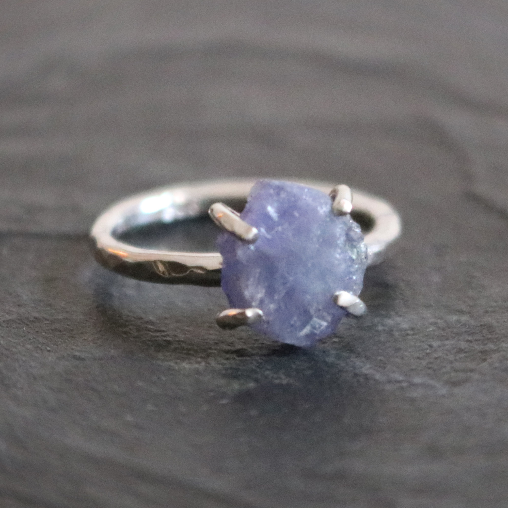 Anello Artigianale In Argento 925 Con Ametista Naturale Grezza - Fatto A Mano In India - Gioiello Etnico