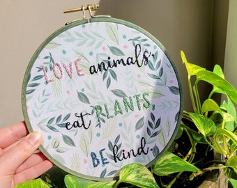 Aimer les animaux, Manger des plantes, Être gentil Broderie à la main Hoop- Vegan Wall Art (7 pouces) - Original / Prêt à expédier