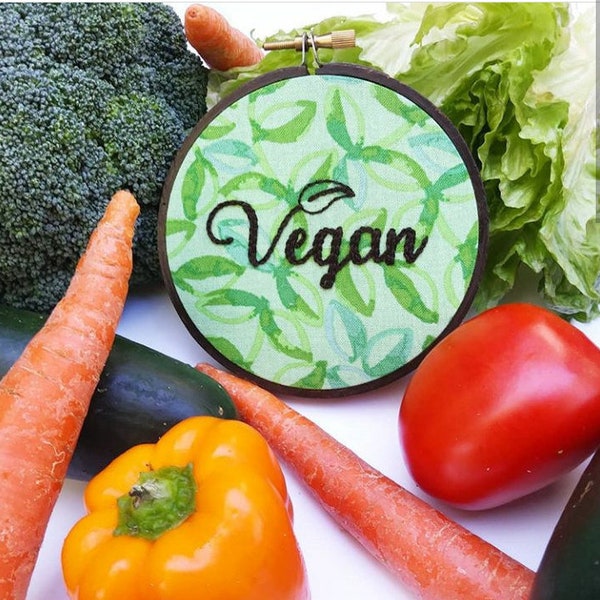 UTFÖRSÄLJNING Vegansk handbroderiring - Väggkonst (10 cm) - Original/Klar att skickas