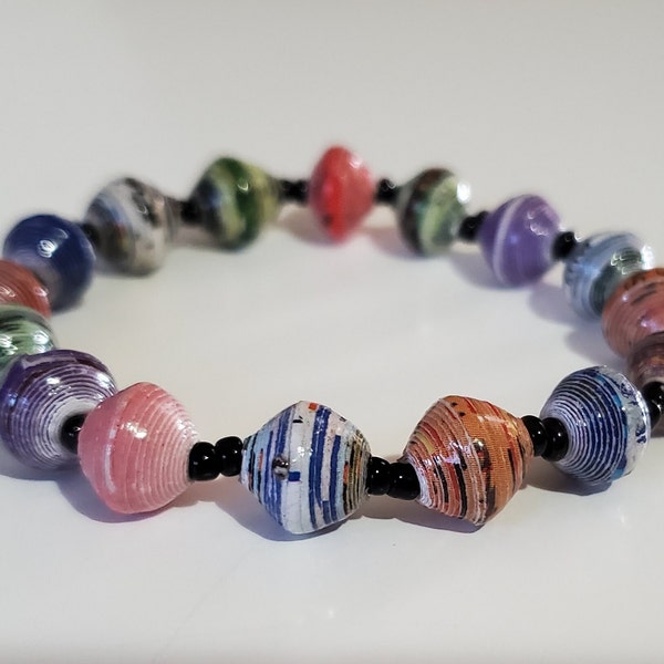 Bracelet en papier multicolore recyclé et perles de verre noires