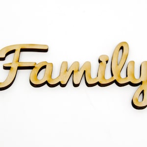 Puede incluir: Un letrero de madera con la palabra "Familia" escrita en letra cursiva.