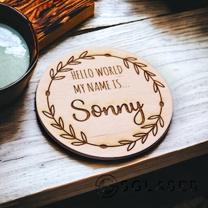 Faire-part de naissance | Plaque bébé personnalisée | Disque en bois pour bébé | Plaque personnalisée d'arrivée de bébé| Bonjour tout le monde signe mon nom est B101