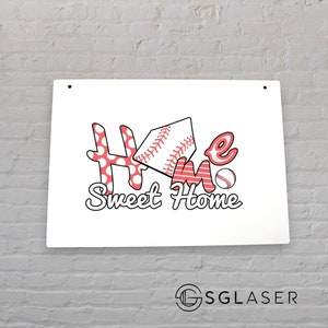 Pode incluir: Um sinal de metal branco com as palavras "Home Sweet Home" em letras vermelhas e pretas. O "O" de "Home" é uma bola de beisebol com listras vermelhas e brancas. O "H" de "Home" é um home plate de beisebol vermelho e branco com bolinhas.