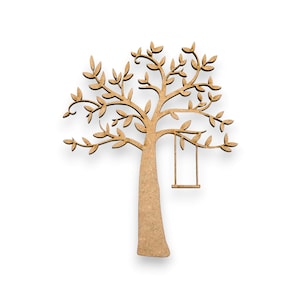 Peut inclure: Une découpe en bois d'un arbre avec une balançoire suspendue à une branche. L'arbre a un tronc brun et des branches avec des feuilles.
